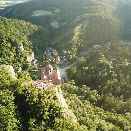 Hotel Obecna Skola Svatý Jan pod Skalou Екстериор снимка