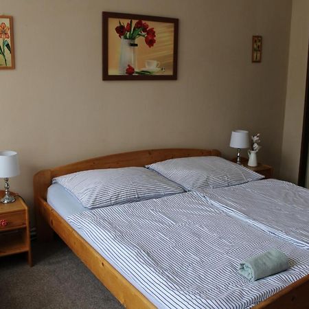 Hotel Obecna Skola Svatý Jan pod Skalou Екстериор снимка