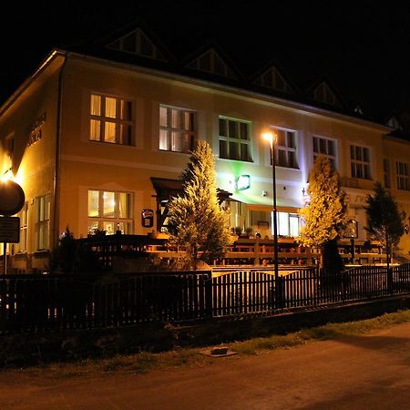 Hotel Obecna Skola Svatý Jan pod Skalou Екстериор снимка