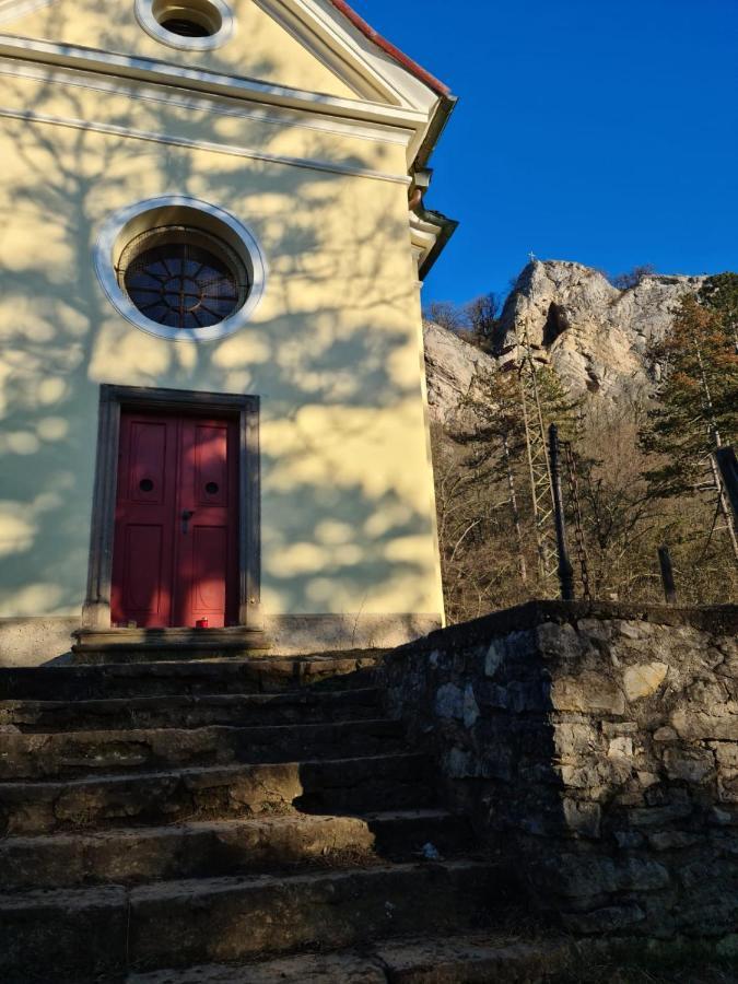 Hotel Obecna Skola Svatý Jan pod Skalou Екстериор снимка