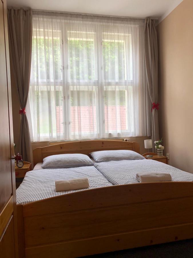 Hotel Obecna Skola Svatý Jan pod Skalou Екстериор снимка