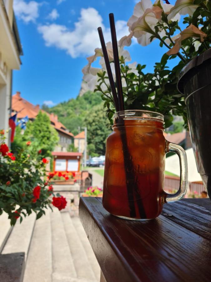 Hotel Obecna Skola Svatý Jan pod Skalou Екстериор снимка