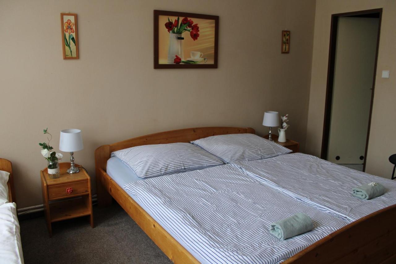 Hotel Obecna Skola Svatý Jan pod Skalou Екстериор снимка