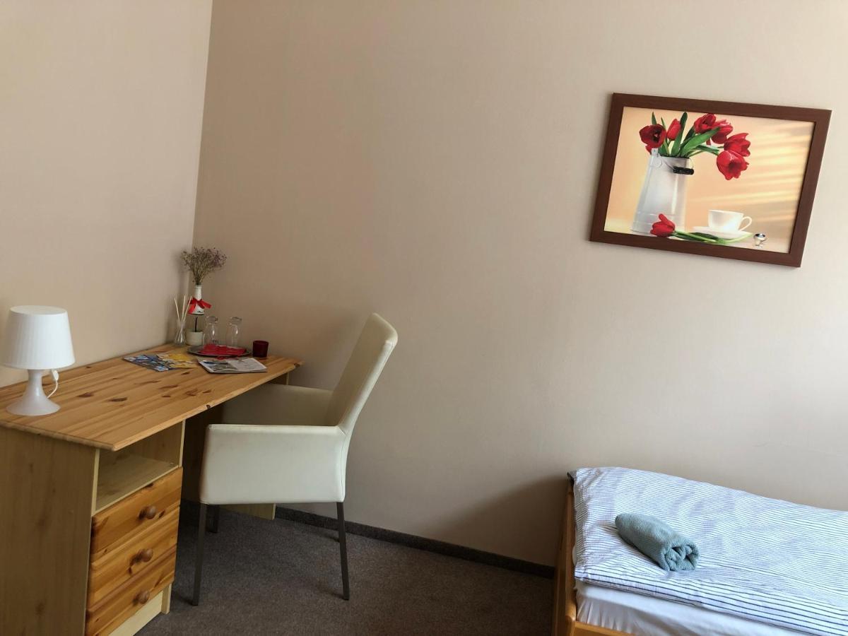 Hotel Obecna Skola Svatý Jan pod Skalou Екстериор снимка