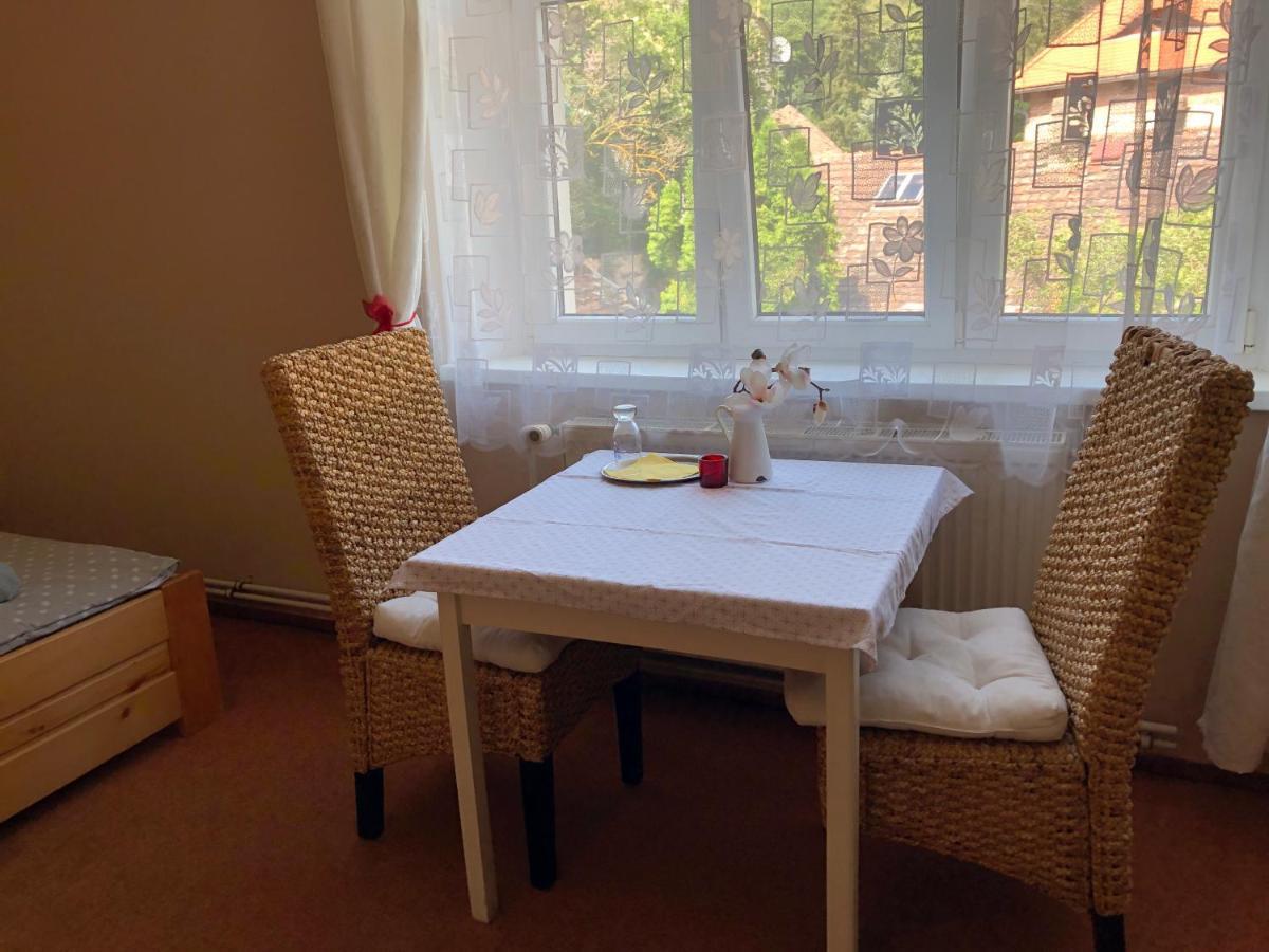 Hotel Obecna Skola Svatý Jan pod Skalou Екстериор снимка