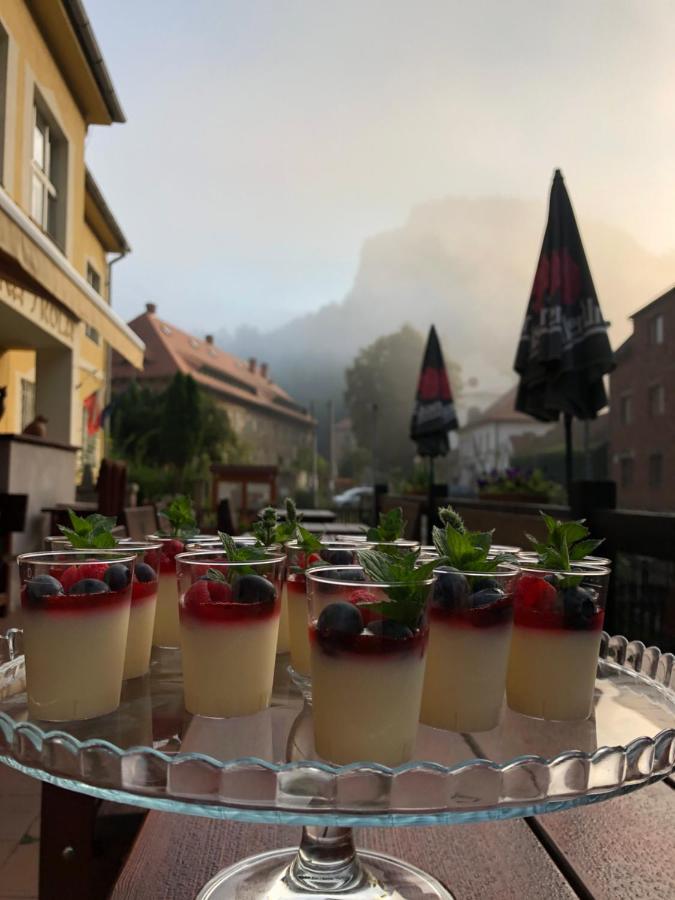Hotel Obecna Skola Svatý Jan pod Skalou Екстериор снимка
