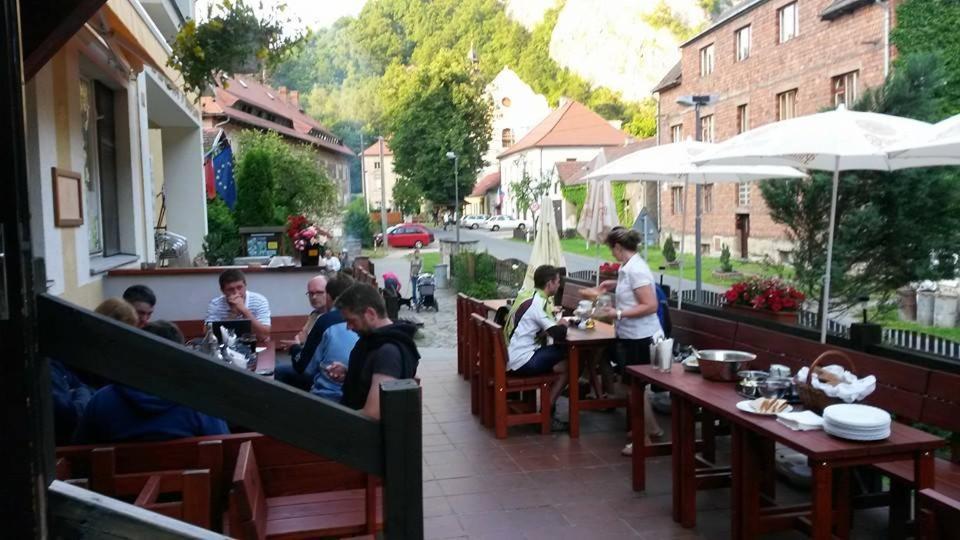 Hotel Obecna Skola Svatý Jan pod Skalou Екстериор снимка