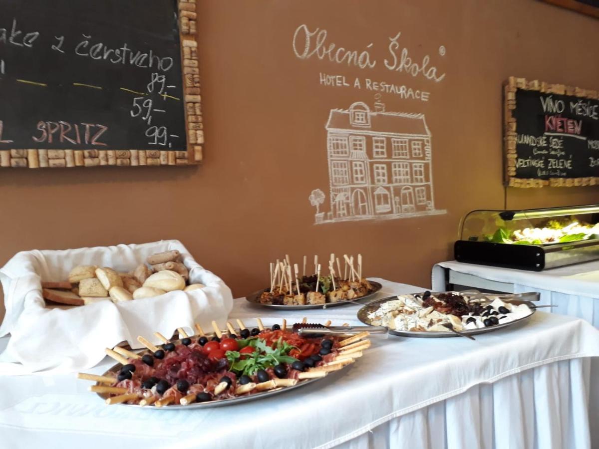 Hotel Obecna Skola Svatý Jan pod Skalou Екстериор снимка