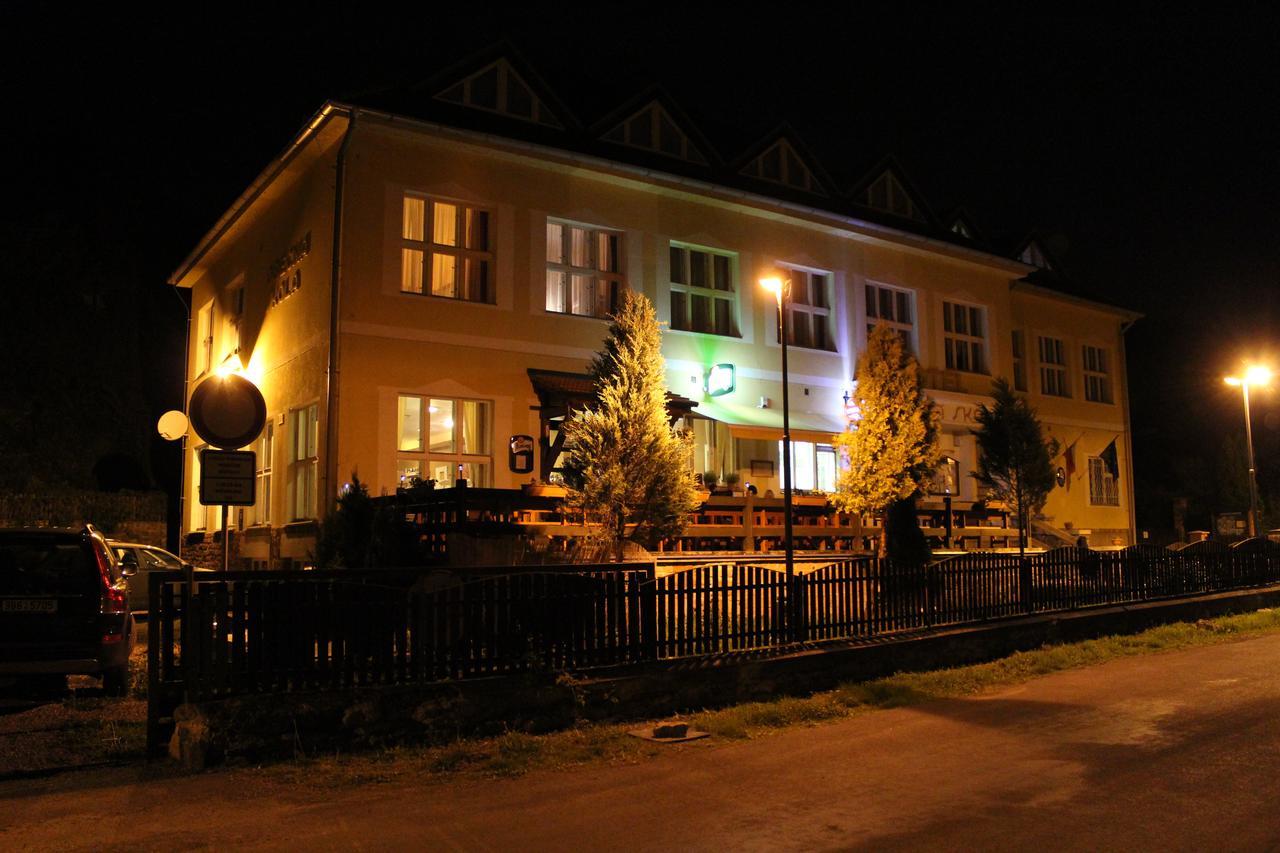 Hotel Obecna Skola Svatý Jan pod Skalou Екстериор снимка