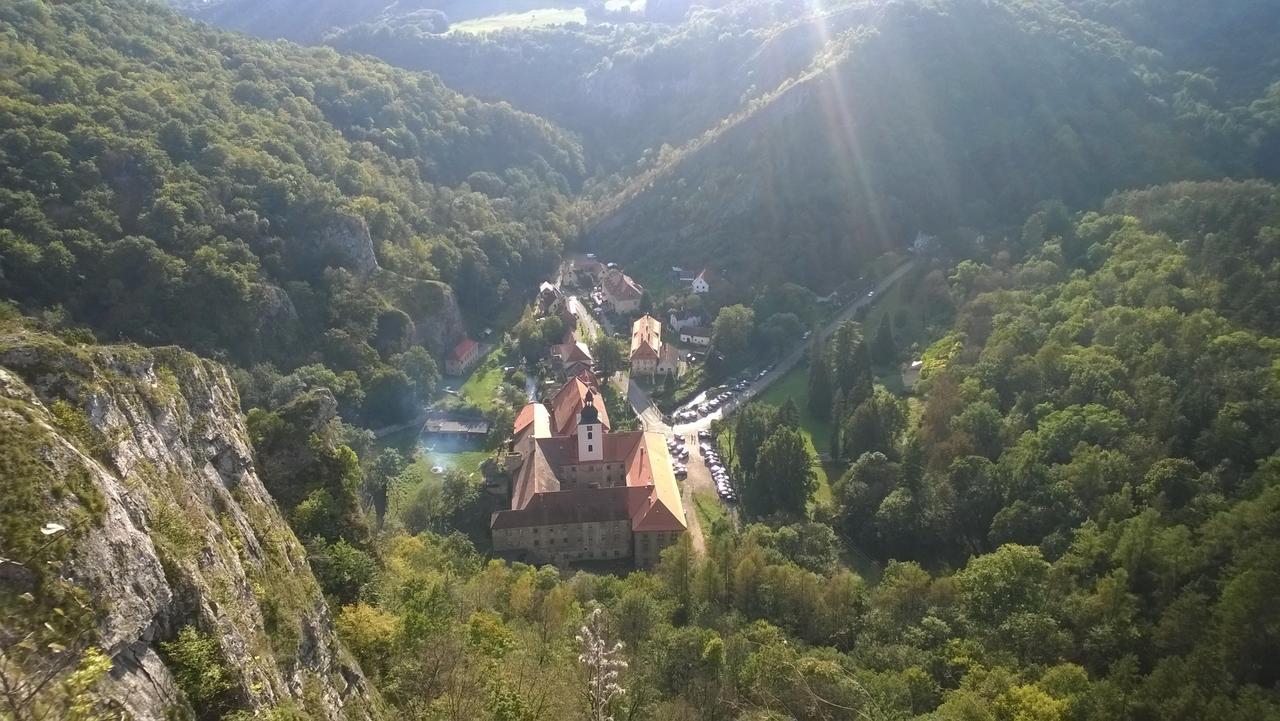 Hotel Obecna Skola Svatý Jan pod Skalou Екстериор снимка